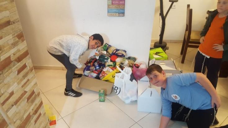 "עולם חסד יבנה": תלמידי החמ"ד אספו מצרכים לנזקקים 