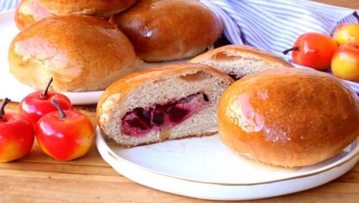 לחמניות דבש מקמח מלא במילוי גבינה תפוחים וסלק