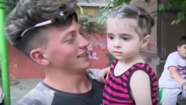 צפו: עובר אורח תופס בת שנתיים שנפלה מבניין