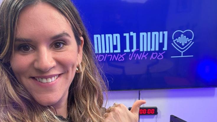 אמילי עמרוסי משיקה פודקאסט חדש ופותחת את הלב מול המיקרופון