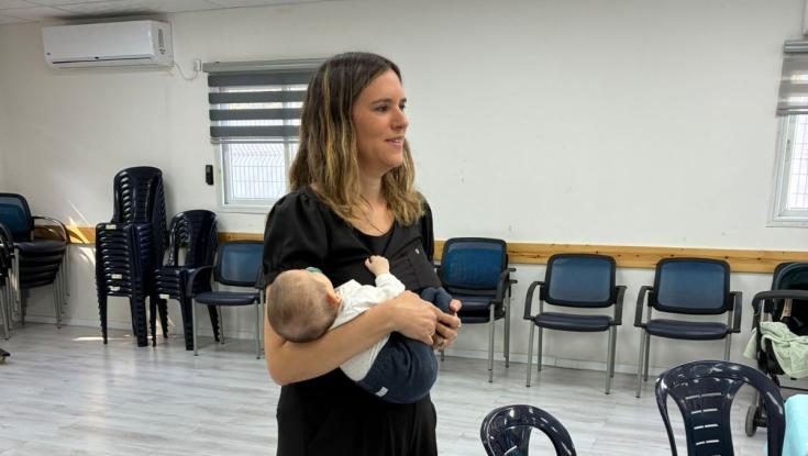 אמילי עמרוסי מצאה את עצמה עושה בייביסיטר לתינוקת זרה: "אני בשלה לנכדים"