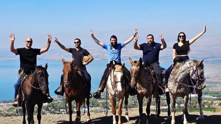 יו"ר ועדת הפנים יצחק קרויזר ברכיבת סוסים בגולן: "מתכוננים במלוא הכוח לכנס החורף"
