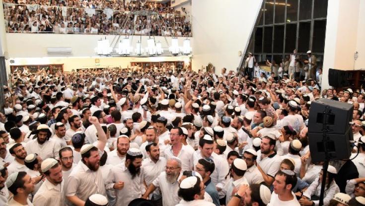 אלפים בשמחת בית השואבה במרכז הרב. צפו