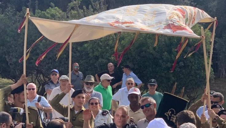 הכנסת ספר תורה ייחודית - בחניון של רשות הטבע והגנים