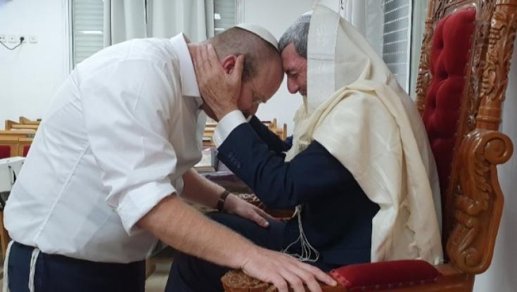 עוזרו של הרב רפי פרץ ערך ברית לבנו - נחשו מי היה הסנדק?