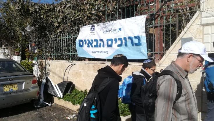 מטיילים בט"ו בשבט בקבר שמואל
