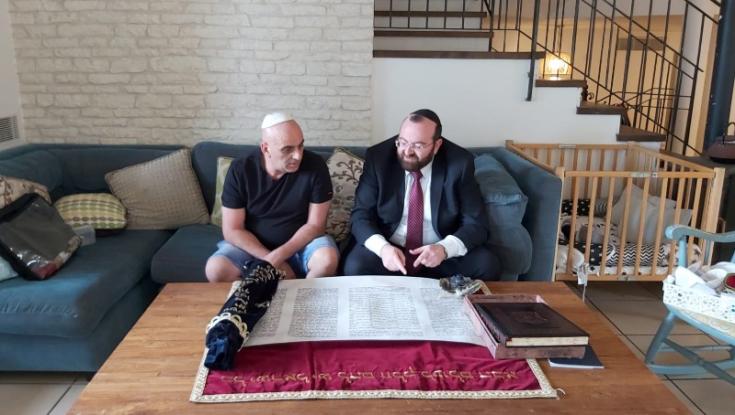 צפו: יובל המבולבל כותב ספר תורה