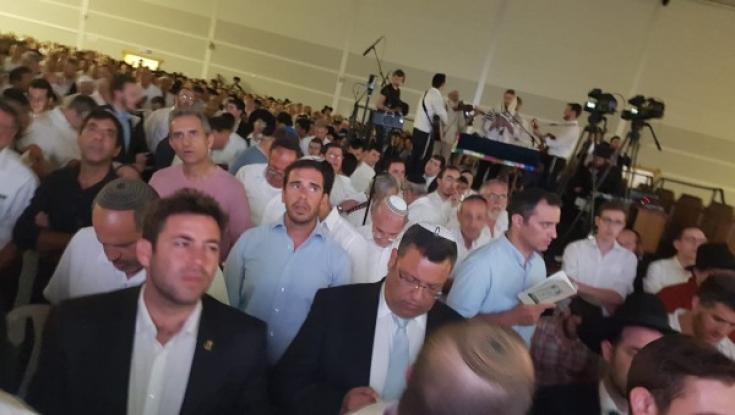 צפו: המועמדים לראשות העיר בריקוד סליחות משותף