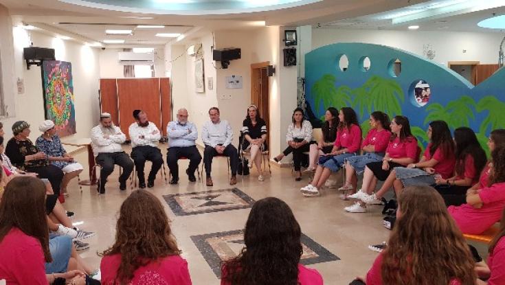 "לא היינו עוברים את תקופת הטיפולים בלי העזרה של בנות השירות הלאומי"