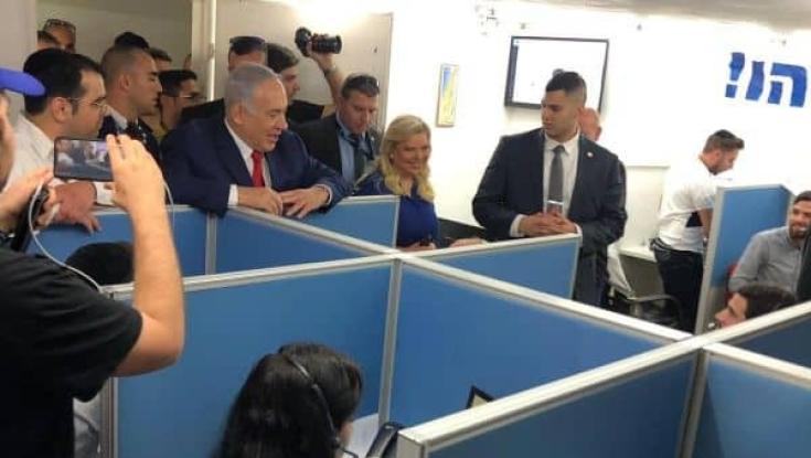 מצטלמים ומצביעים: הרב רפי פרץ התפלל בכתל