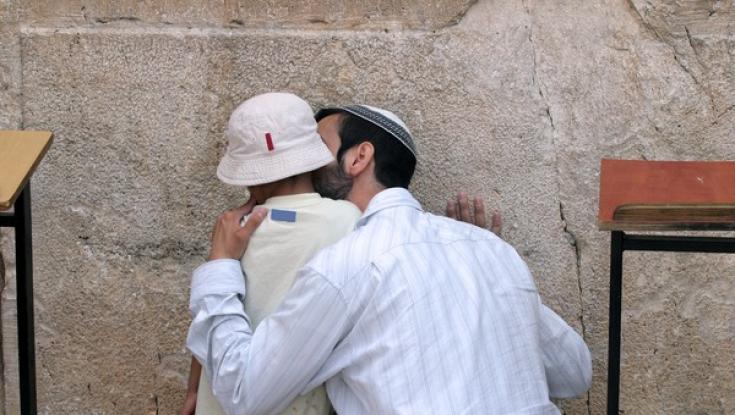 עצות למשפחה לקראת יום הכיפורים: מה עושים עם ילד שלא רוצה ללכת לתפילה?