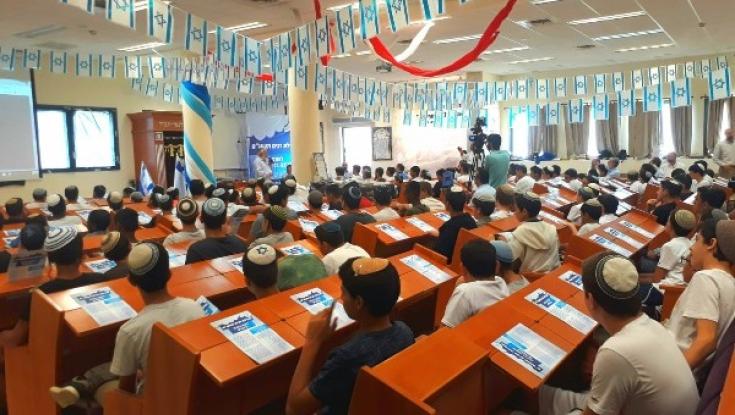 יפה בן דויד קרצה לקול הדתי והתחייבה לשינוי ב'שעת התפילה' - אך הבעיה נותרה והמורים זועמים