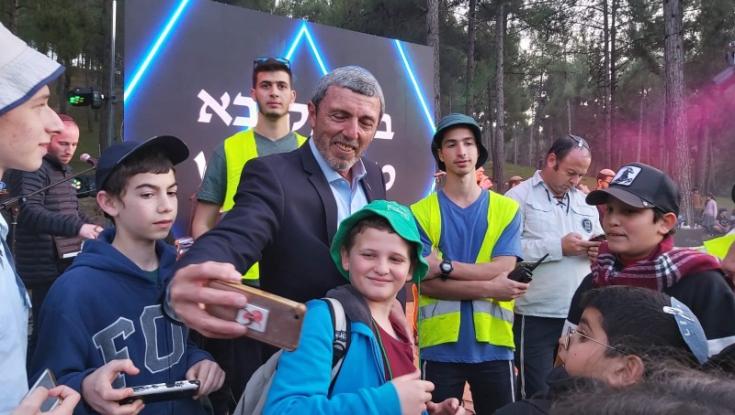 הרב רפי פרץ מגיע לנטיעות של בני עקיבא ופוצח בריקודים