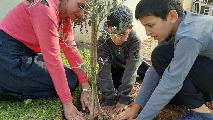 שרה ב"ק נטעה עץ במסגרת "יום גוש קטיף"