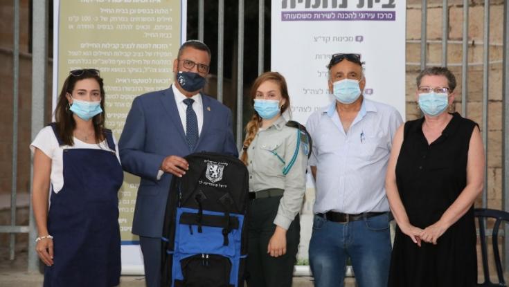 ממשיכים במסורת: עיריית ירושלים מעניקה מתנות למתגייסים החדשים