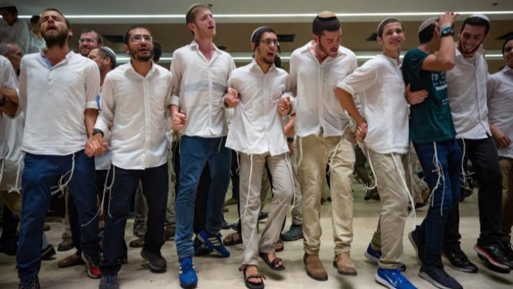 העיתונאית הסרוגה חגגה את שמחת תורה בגבעת שמואל וקיבלה הלם תרבות