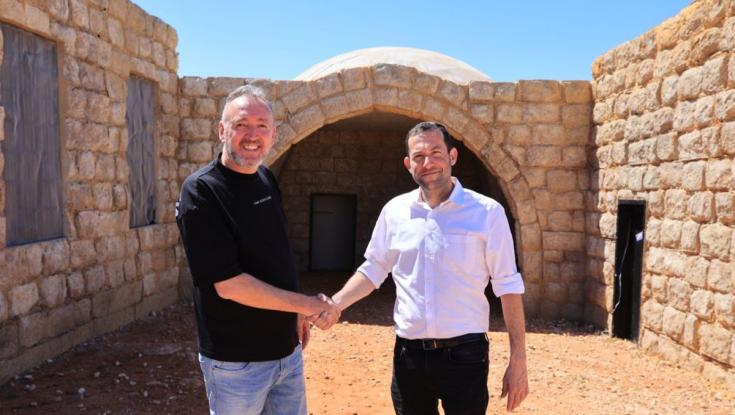 שלום אסייג בדגם קבר יוסף המשוחזר בשומרון: "בואו"