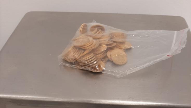 נתפסו בנתב"ג: בני זוג מירושלים ניסו להבריח מטבעות זהב בשווי 300 אלף שקל