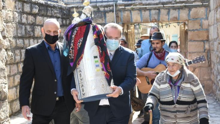 ספר תורה חדש הוכנס לבית הכנסת העתיק בישראל