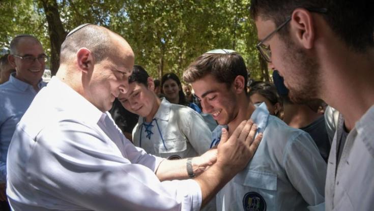 זכר את המילים? צפו בבנט שר את המנון בני עקיבא