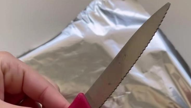 הטריק עם נייר הכסף שיבריק לכם את הכלים | צפו