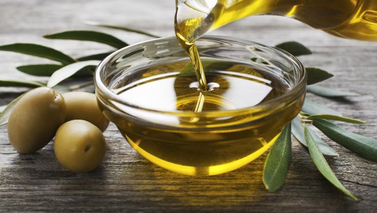 4 טיפים שיעזרו לכם לבחור שמן זית מושלם לסלט