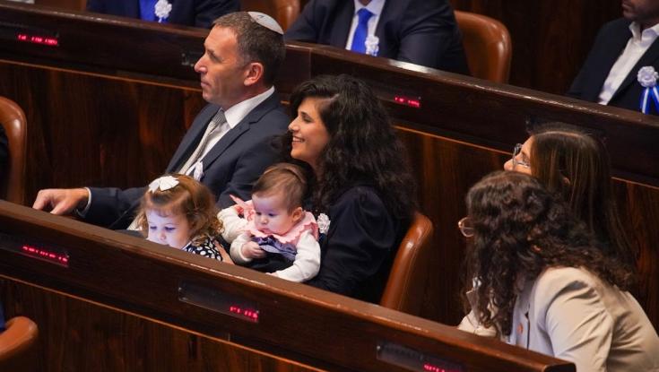 מתן כהנא החזיק את התינוקת: ההשבעה של שרן השכל