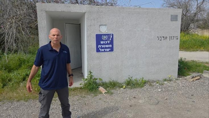 השוטרים תפסו את השודדים על חם, ואז נאלצו להיכנס יחד איתם למיגונית