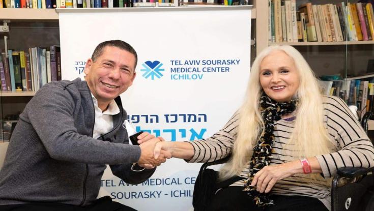 אחרי שכרתו את רגלה בניתוח, מירי אלוני השתחררה לבית שקיבלה במתנה