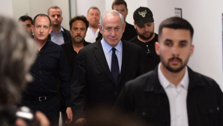 נתניהו מעיד בתביעה נגד אולמרט ומשיב לשאלה: "האם הגברת קיבלה תרופות פסיכיאטריות?"