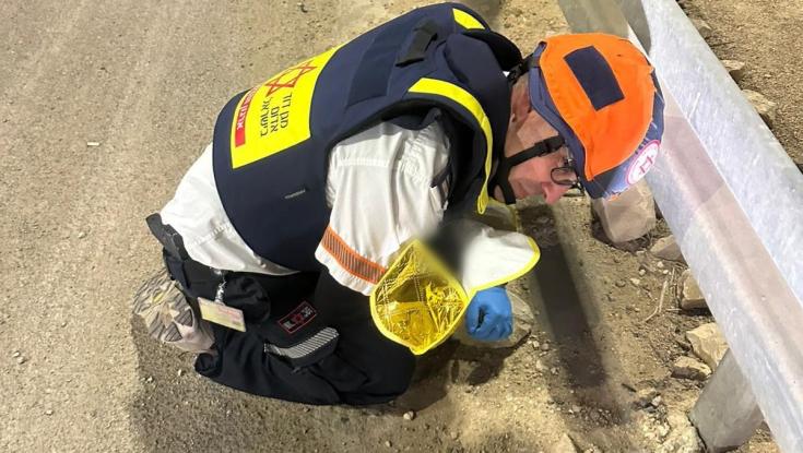 צפו: הפראמדיק גונן על התינוק בגופו בזמן האזעקה - דקות אחרי הלידה
