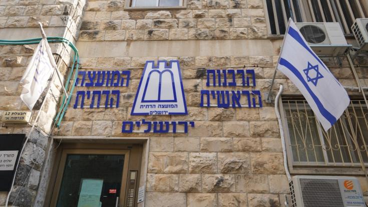 דרמה בשגרירות הישראלית: שיחת זום עם הרב הצילה את האישה מהבעל המתעלל
