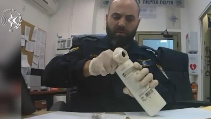 השוטר נדהם: זה מה שהתגלה בתוך שמפו שהוברח לעצורים