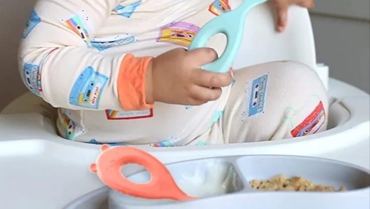 התינוקת שלך יכולה לאכול לבד: כפית ייחודית לאכילה עצמאית