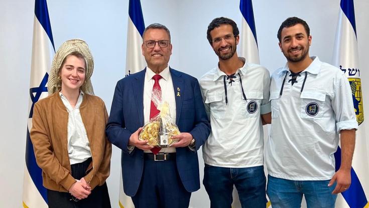 שליחי בני עקיבא ממחוז ירושלים העניקו משלוח מנות לראש העיר ירושלים משה ליאון
