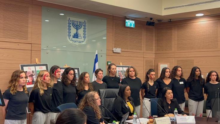 עם דם על הפנים וידיים אזוקות מאחורי הגב: מיצג למען התצפיתנית החטופה בכנסת