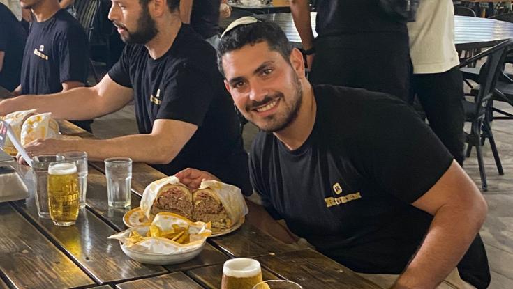 הסרוג ששבר שיא ואכל המבורגר עצום: "אוהב לאכול ברוך השם" | צפו