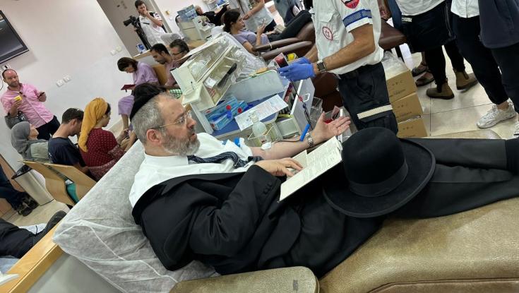 הרב דוד לאו הגיע לתרום דם בירושלים