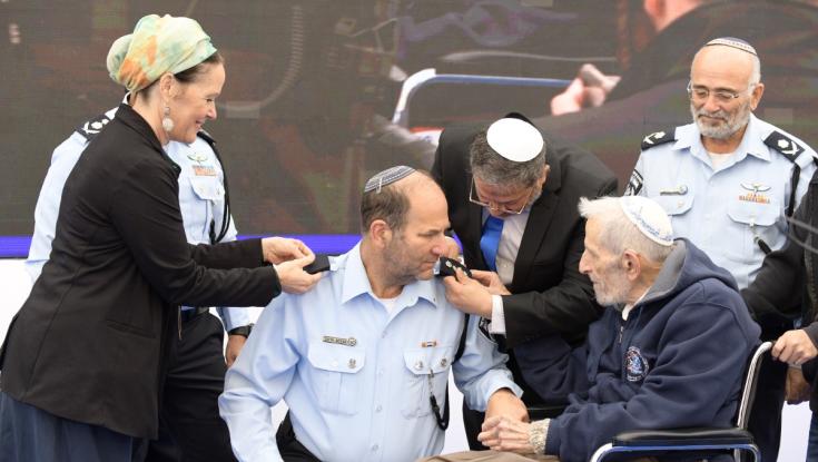 התמונה המרגשת בטקס הענקת הדרגות לאביו של נפתלי פרנקל