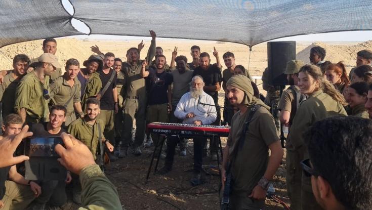 "נשכב ביחד על החול החם": אריאל זילבר שר לחיילים
