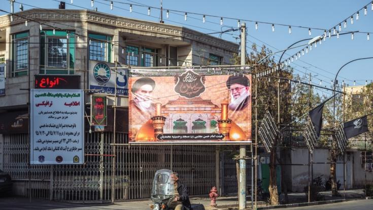 שלט ענק באיראן גרם לאקדמיה ללשון להוציא הבהרה