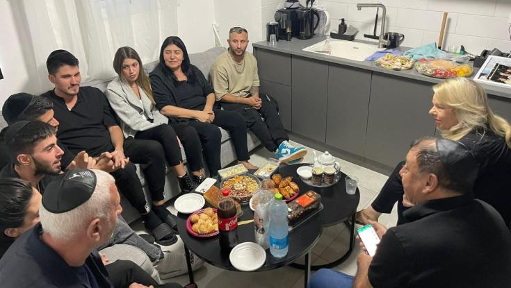 מצמרר: שרה נתניהו הגיעה לנחם את משפחת החייל - ומצאה תמונה שלה מהברית