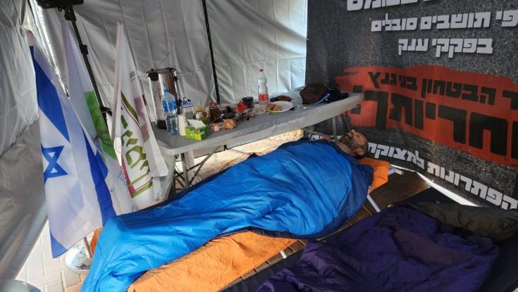 כמחאה על מצוקת הפקקים: ראש המועצה ישן ליד ביתו של גנץ