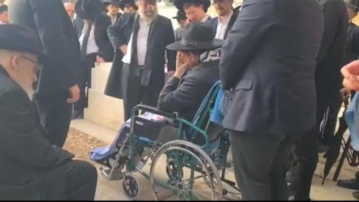 קורע לב: האב שבניו נרצחו בפיגוע עלה לראשונה לקברם