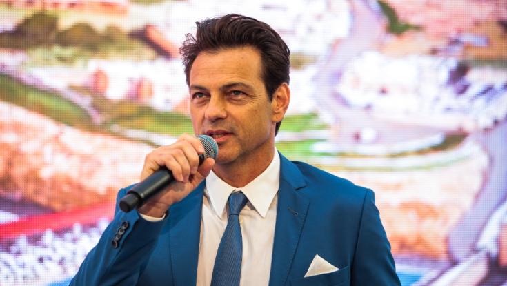 השחקן החילוני בווידוי מרגש: "אני מתפלל כל יום"