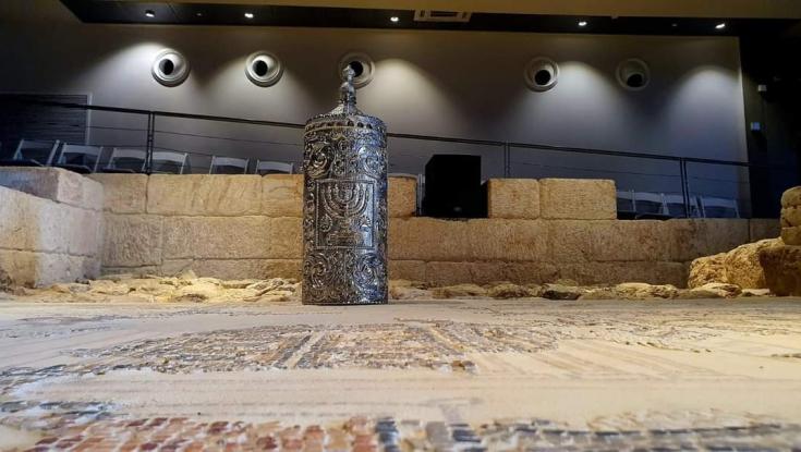 אחרי מאות שנים: ספר תורה הוכנס לבית הכנסת העתיק