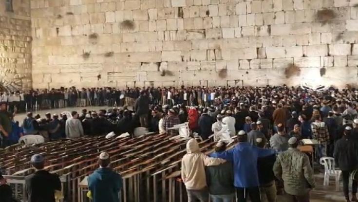 תיעוד מרגש מהכותל: אלפים בתפילה לרפואת הרב דרוקמן