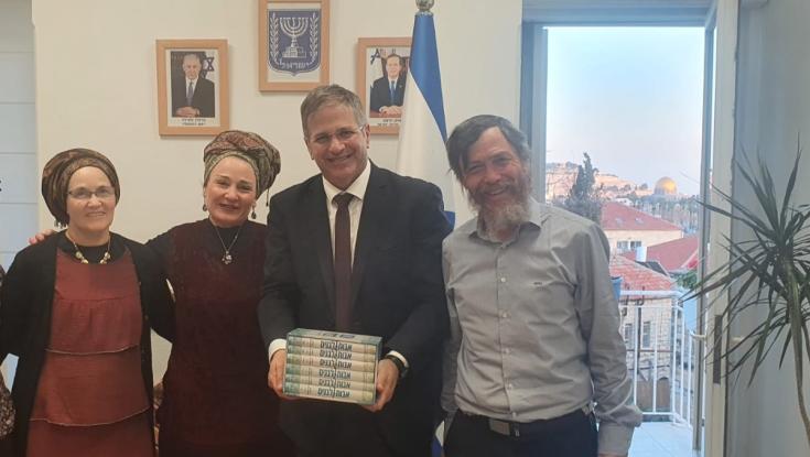 עצרת הזיכרון לרב דרוקמן: שר החינוך פגש את ילדיו של הרב