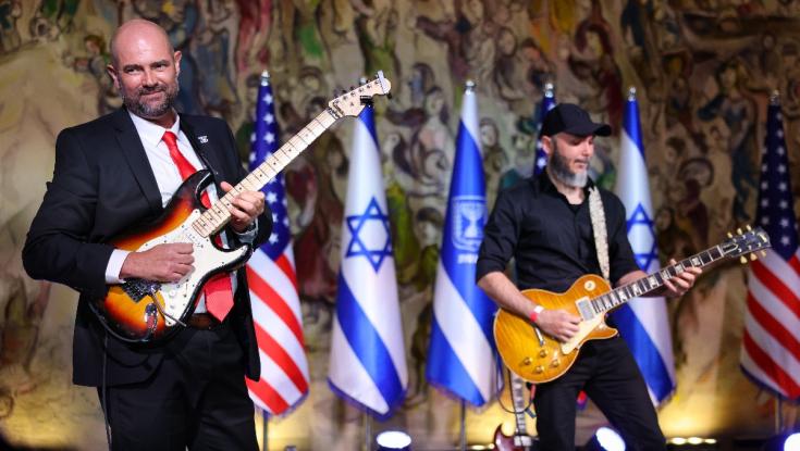 כך לא שמעתם אותו: אמיר אוחנה עם ביצוע חשמלי בכנסת ללהיט הרוק המפורסם