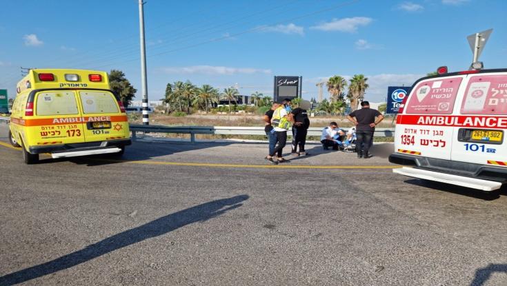 תאונת דרכים בין רכבי הסעות של כאן 11 וערוץ 13: עובדים פונו לבית החולים